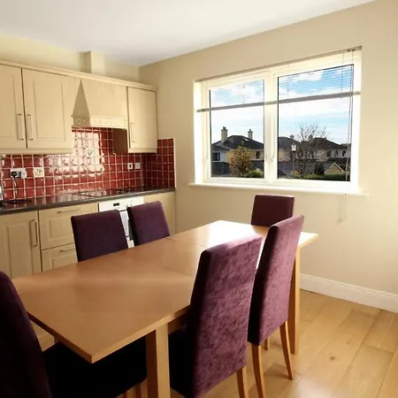 Apartment West End 3 Bedroom Bedroom With Parking *