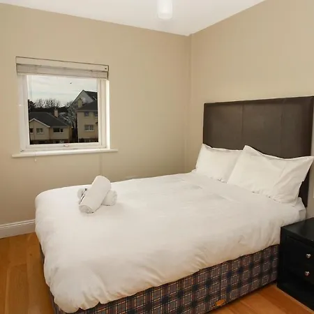 Apartment West End 3 Bedroom Bedroom With Parking